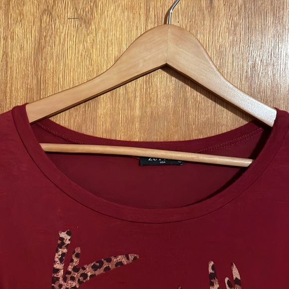 •ZUTTER•MAROON LEOPARD DEER "MERRY CHRISTMAS" HIGH-LOW SCOOPNECK BLOUSE SMALL - Picture 7 of 7